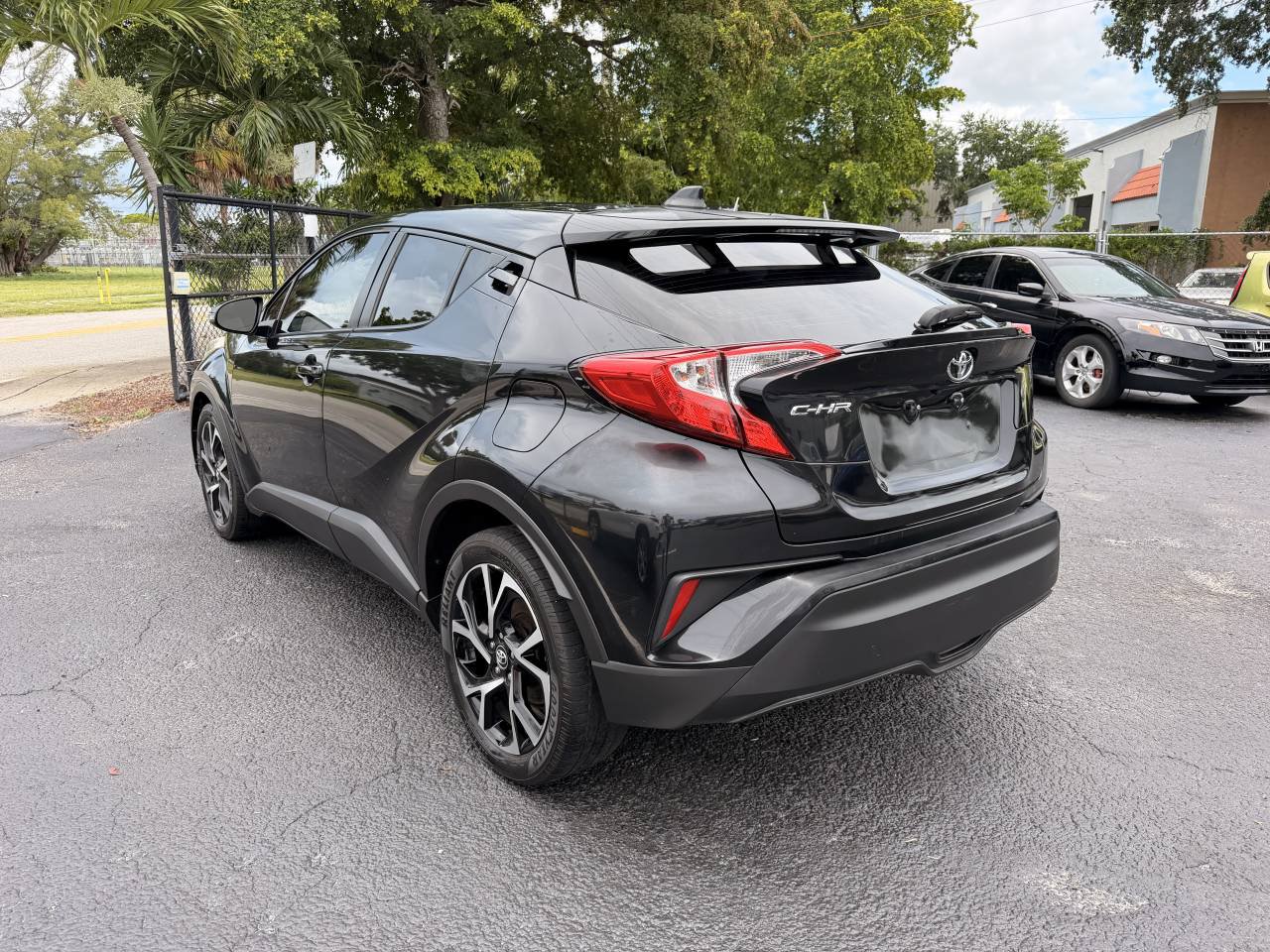 Used 2019 Toyota C-HR XLE FWD image 4