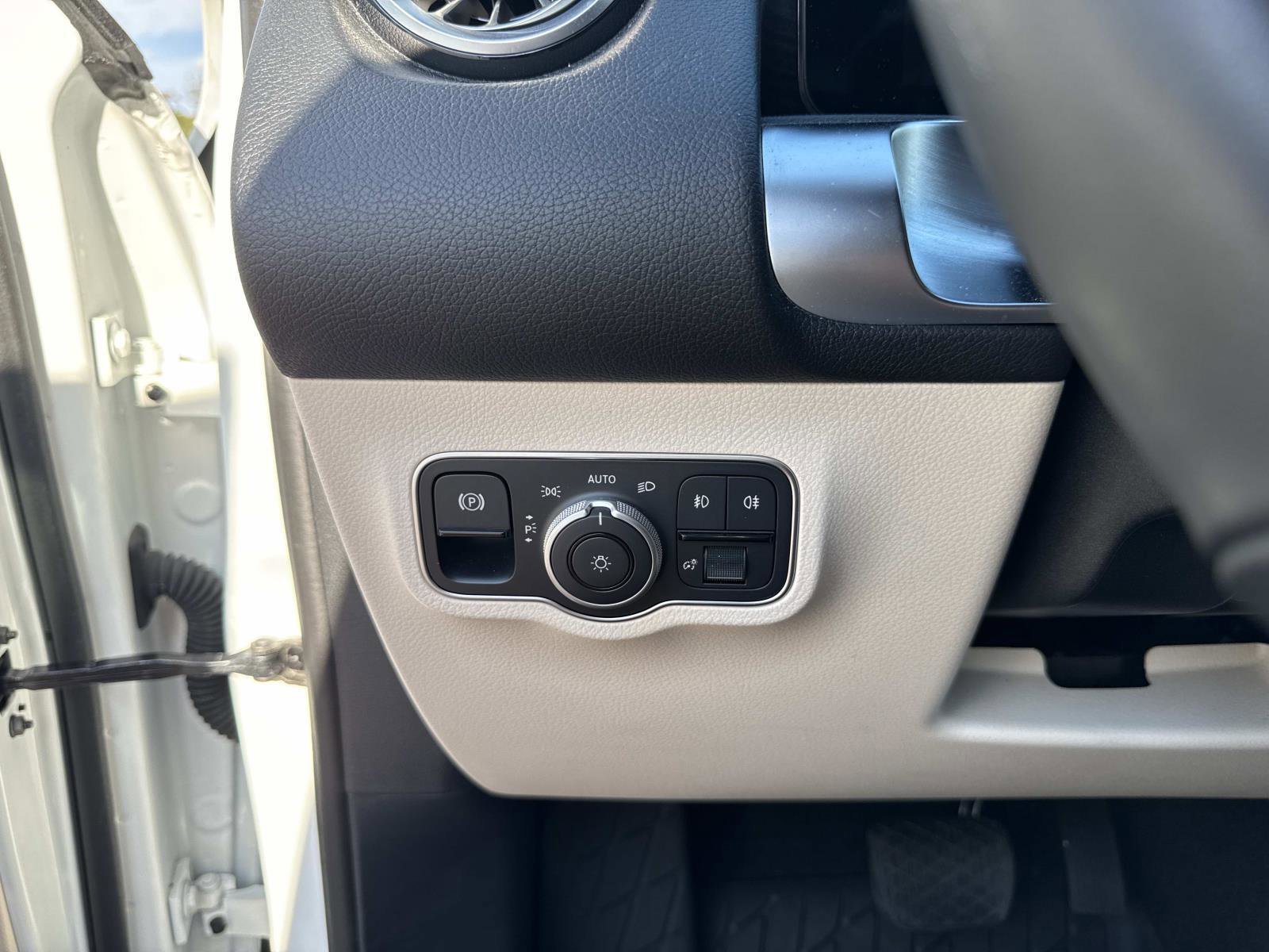 Used 2025 Mercedes-Benz GLB 250 image 32