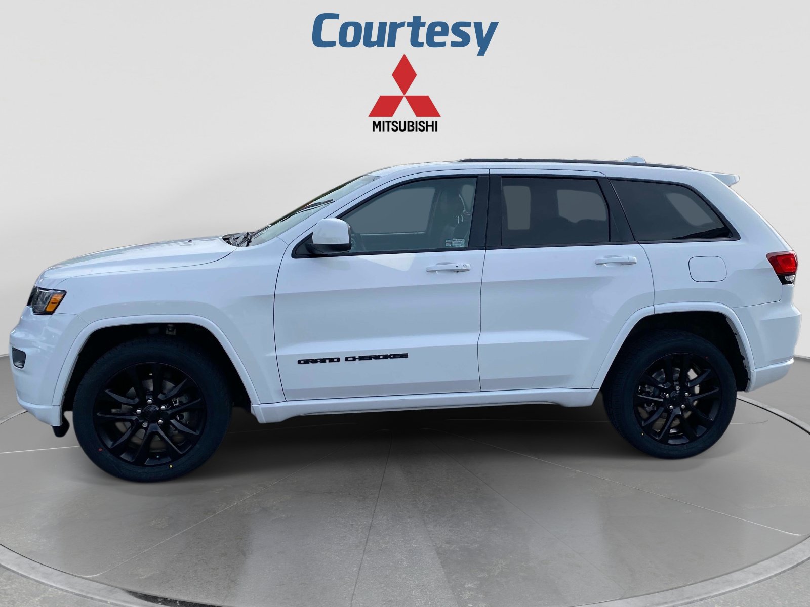 Used 2020 Jeep Grand Cherokee Altitude AWD/4WD image 2