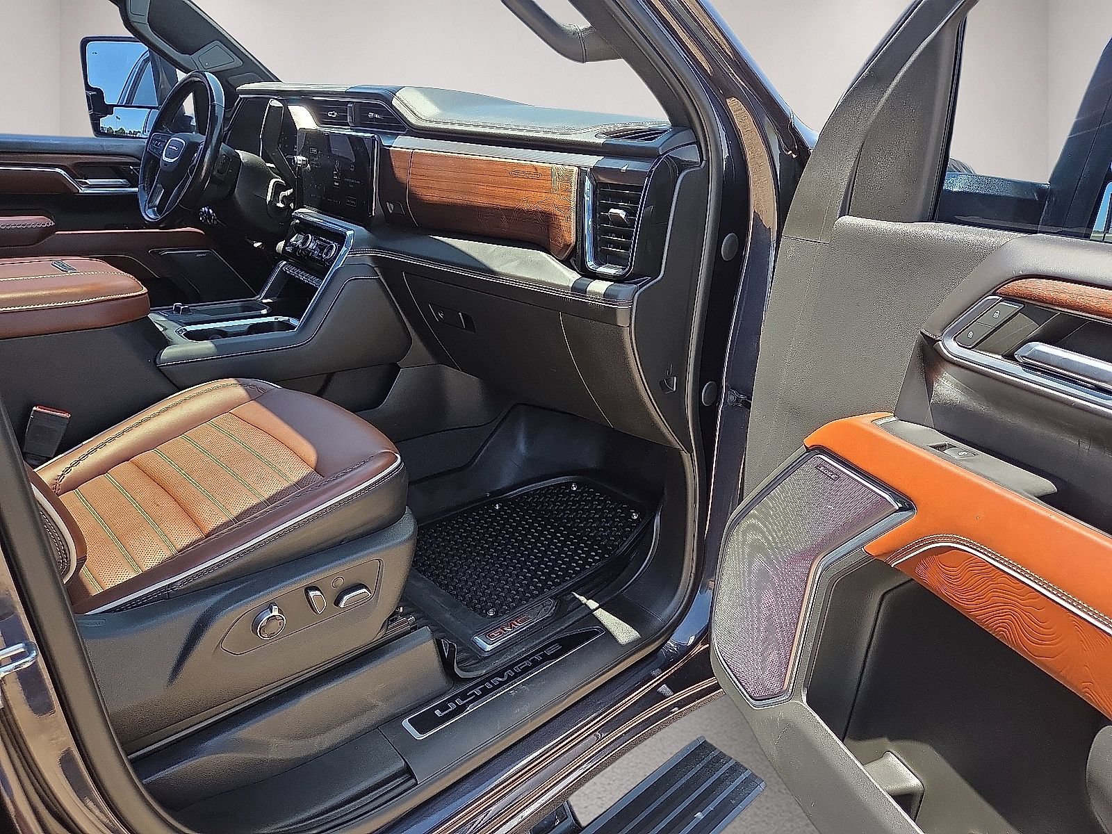 Used 2024 GMC Sierra 2500 Denali Ultimate AWD/4WD image 13