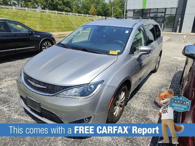 Used 2018 Chrysler Pacifica Touring-L FWD image 2