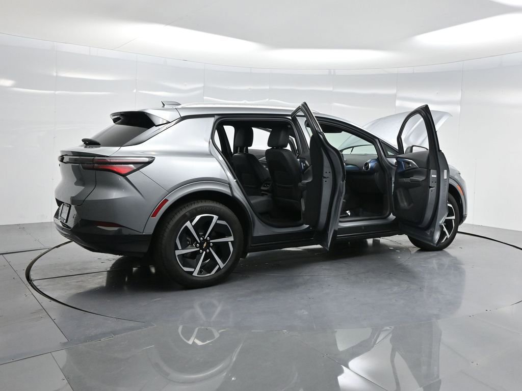 Used 2025 Chevrolet Equinox EV LT w/ Convenience Package image 4