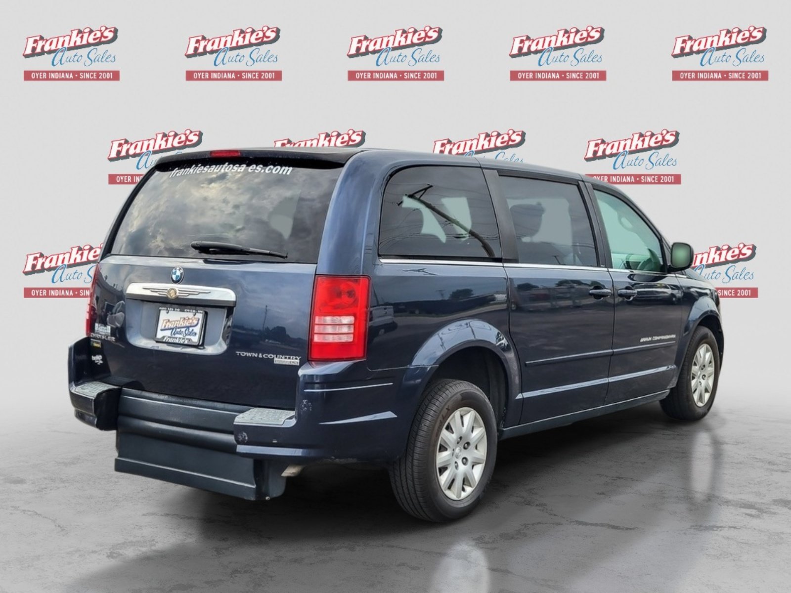 Used 2009 Chrysler Town & Country LX FWD image 5