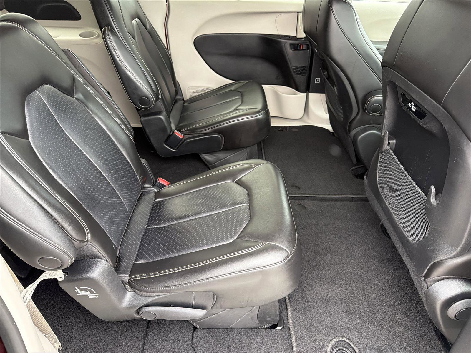 Used 2023 Chrysler Pacifica Touring-L FWD image 15