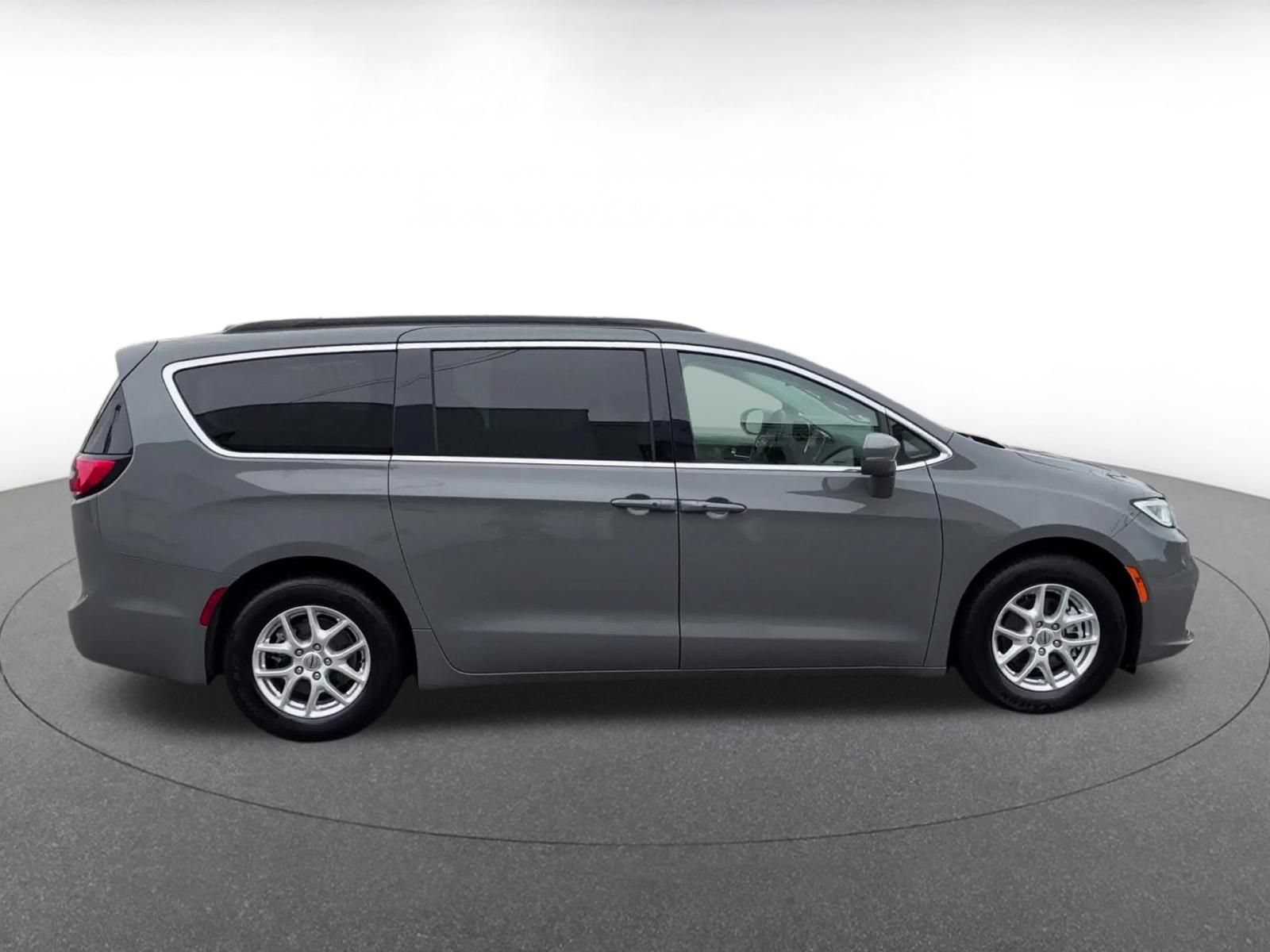 Used 2022 Chrysler Pacifica Touring-L FWD image 16
