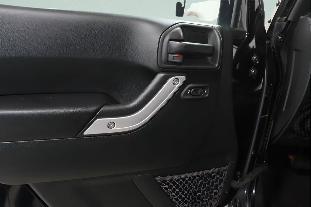 Used 2018 Jeep Wrangler Unlimited Sahara w/ Connectivity Group image 19