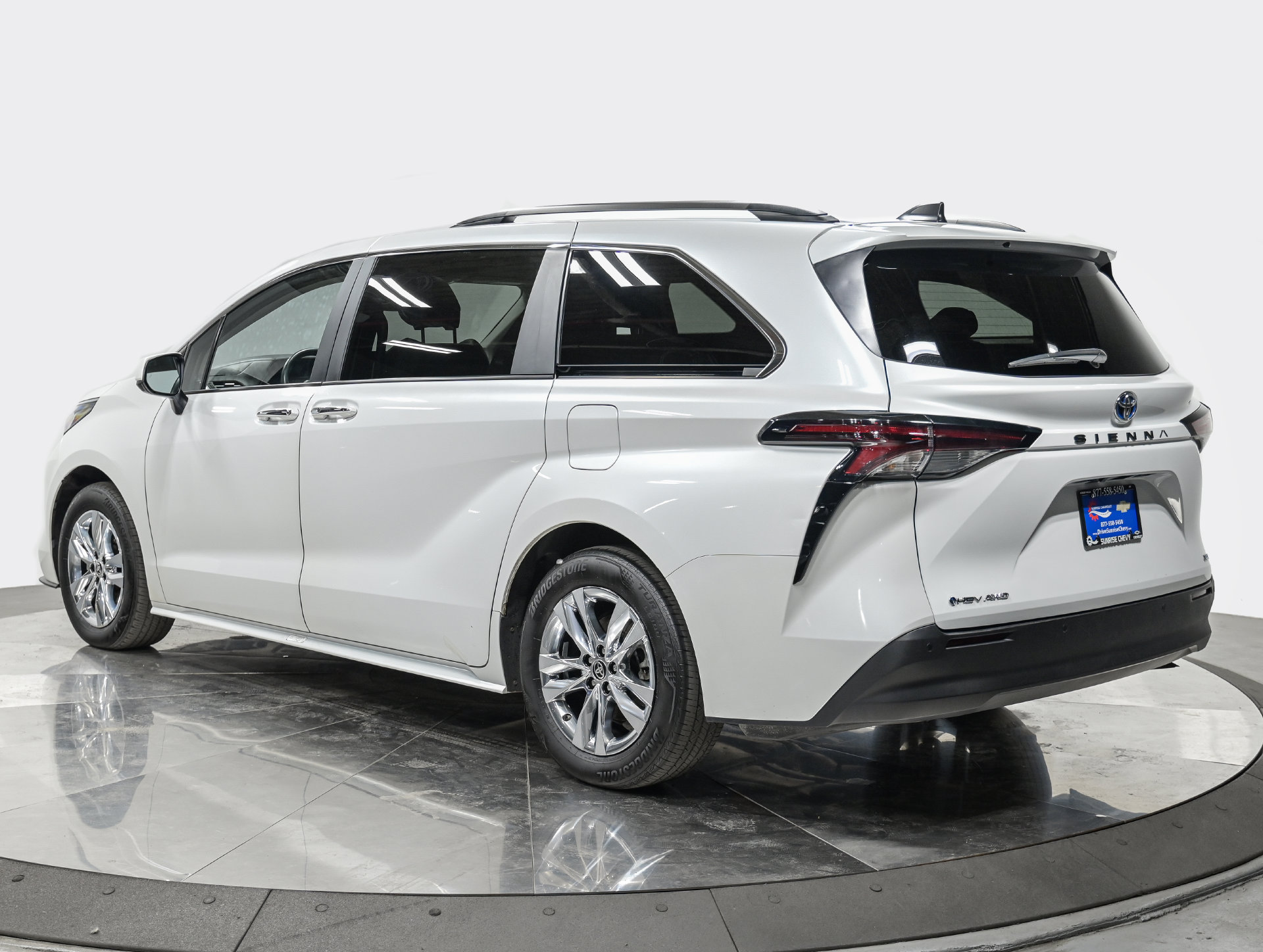 Used 2025 Toyota Sienna XLE w/ XLE Plus Package AWD/4WD image 4