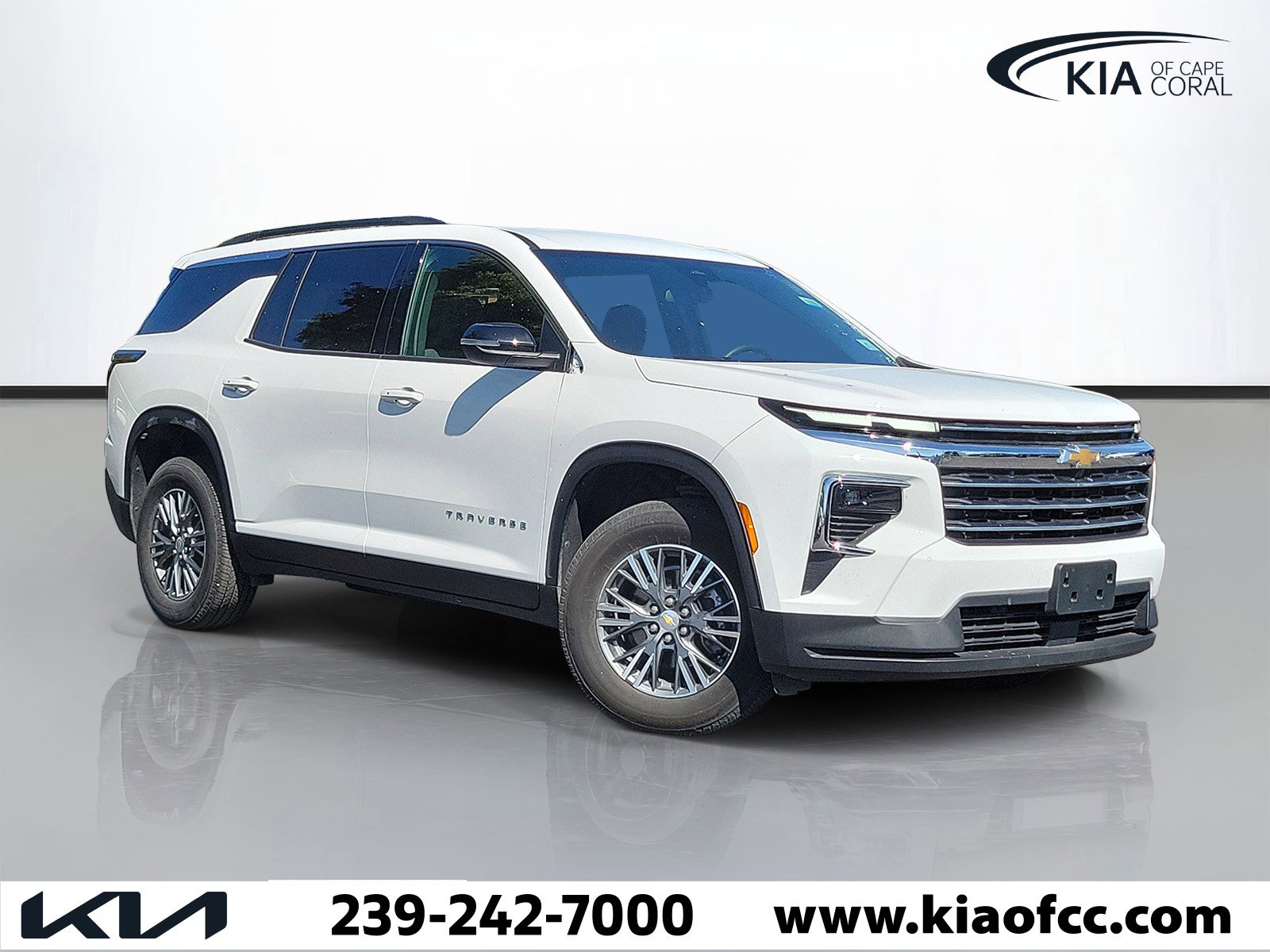 Used 2025 Chevrolet Traverse LT image 1