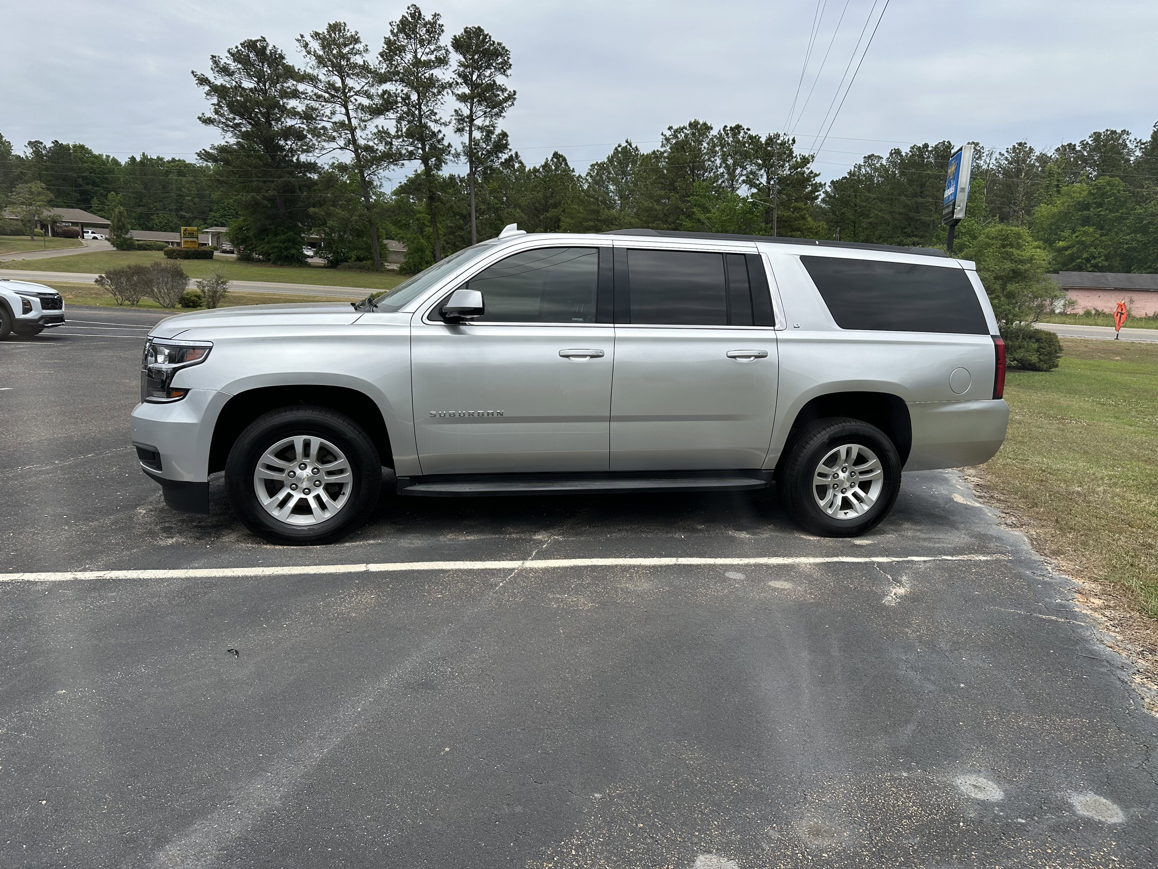 Used 2019 Chevrolet Suburban LT RWD image 1