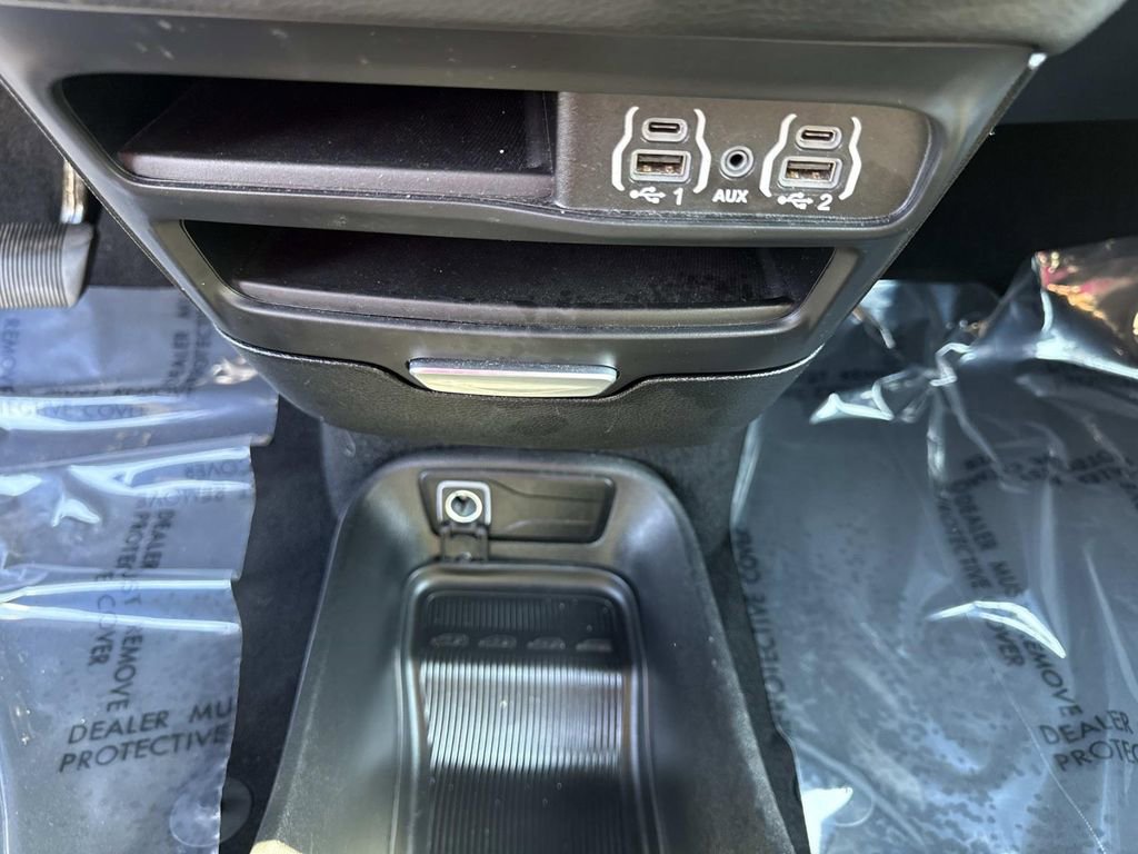Used 2024 Chrysler Pacifica Touring image 28