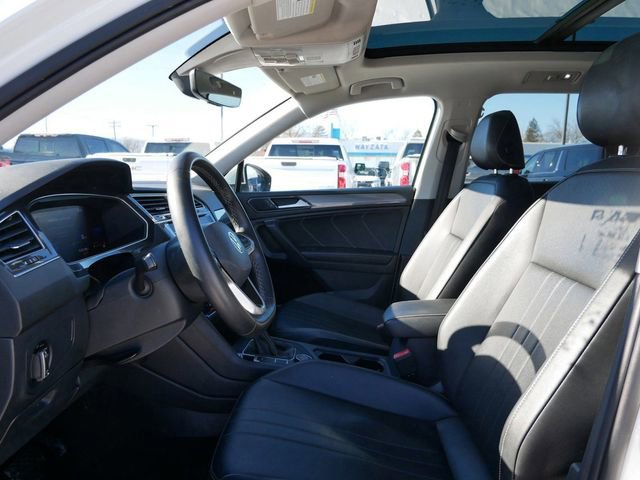 Used 2022 Volkswagen Tiguan SE w/ Panoramic Sunroof Package image 9