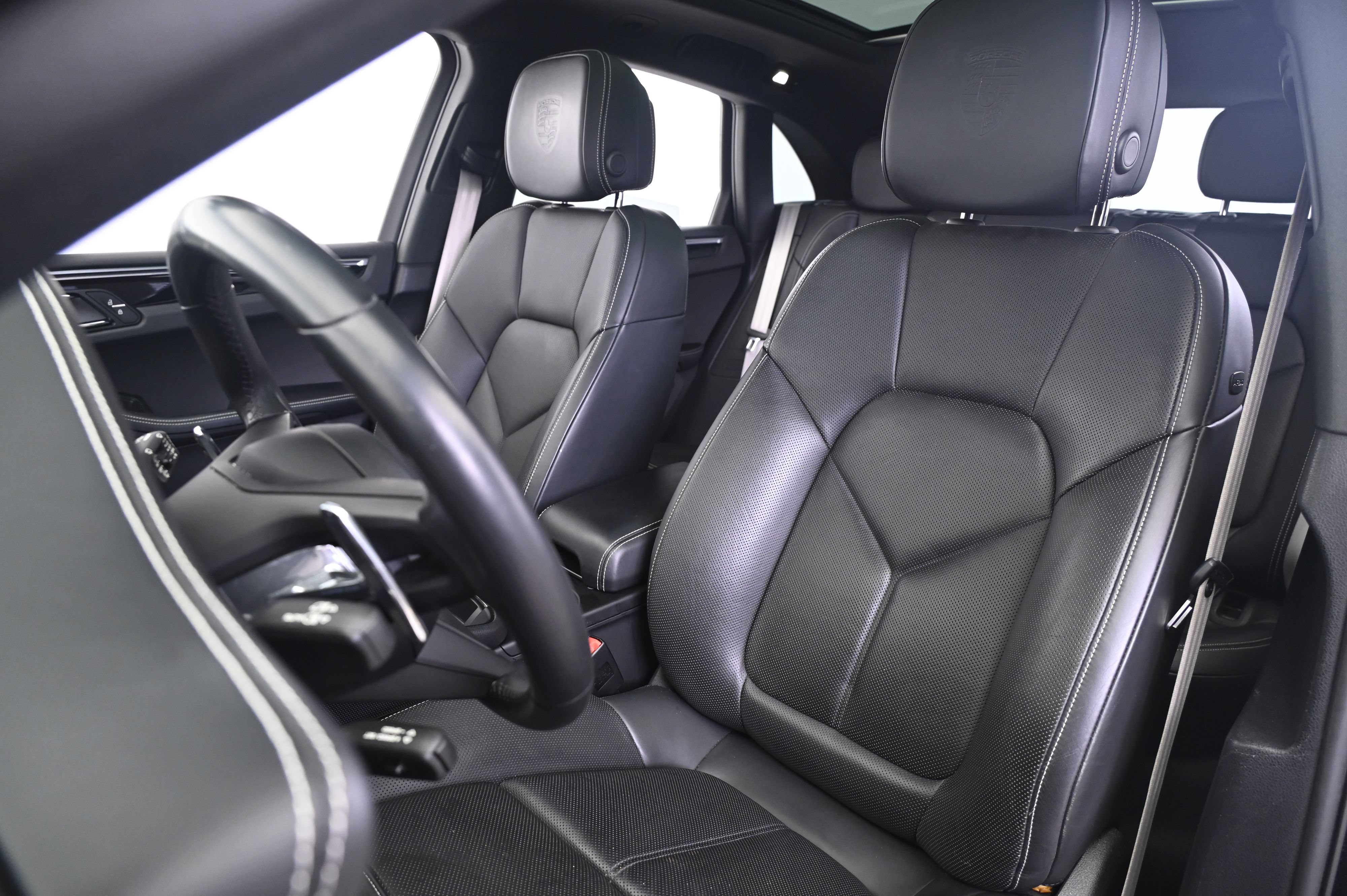Certified 2023 Porsche Macan Turbo AWD/4WD image 30