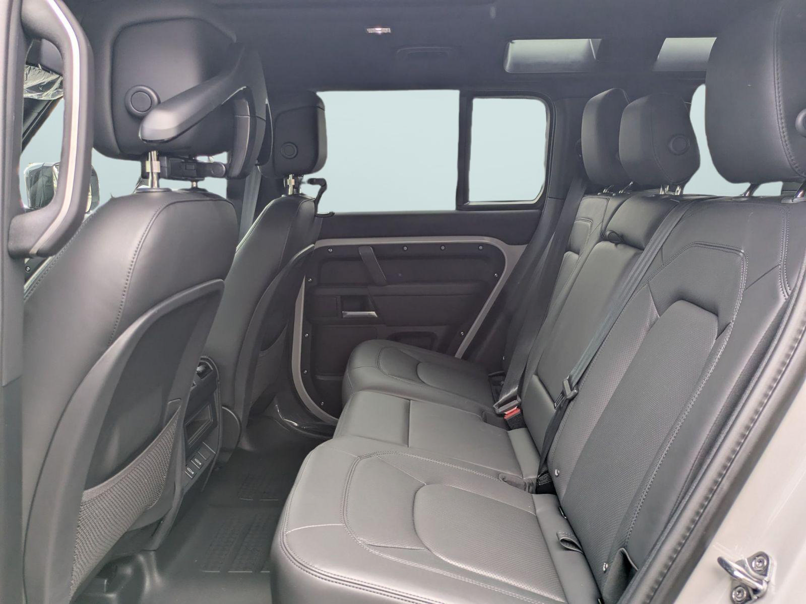 New 2026 Land Rover Defender 110 X-Dynamic SE AWD/4WD image 30