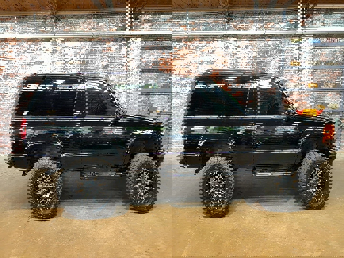 Used 1995 GMC Yukon SLE image 2