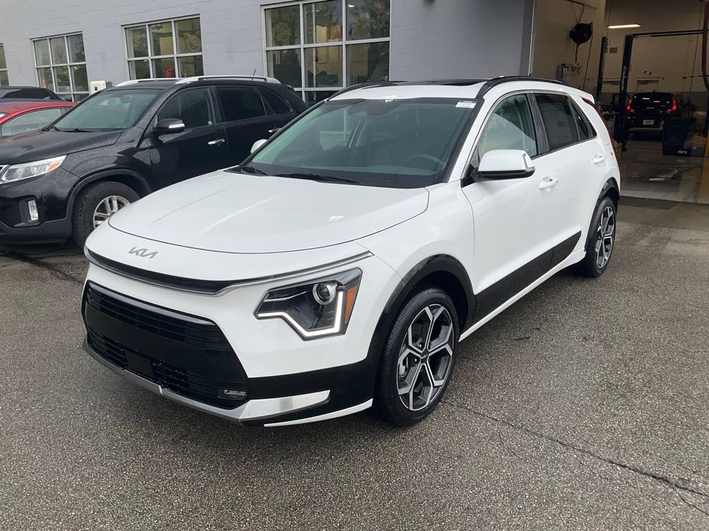 Certified 2025 Kia Niro EX Touring image 3