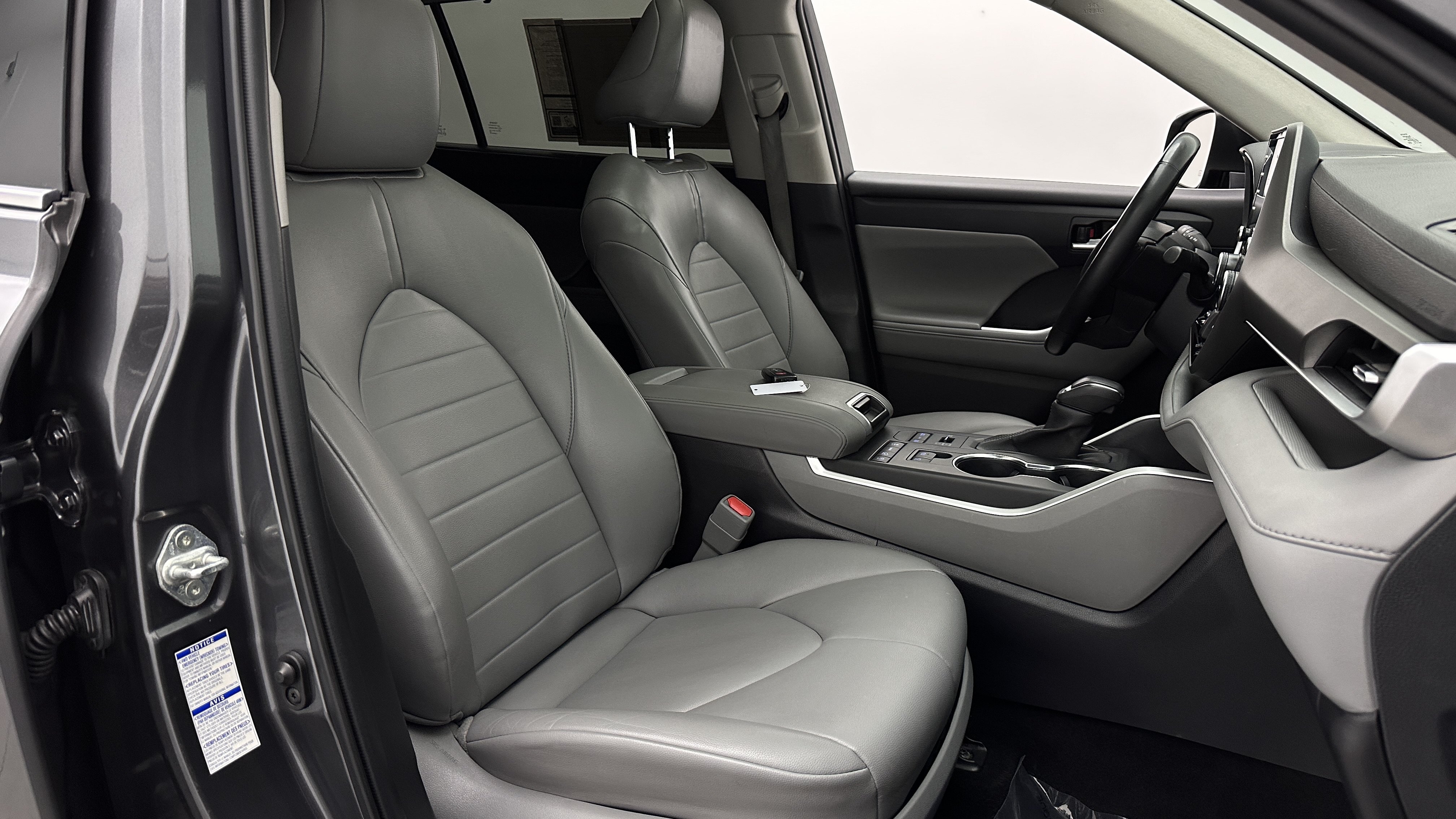 Used 2022 Toyota Highlander XLE AWD/4WD image 39