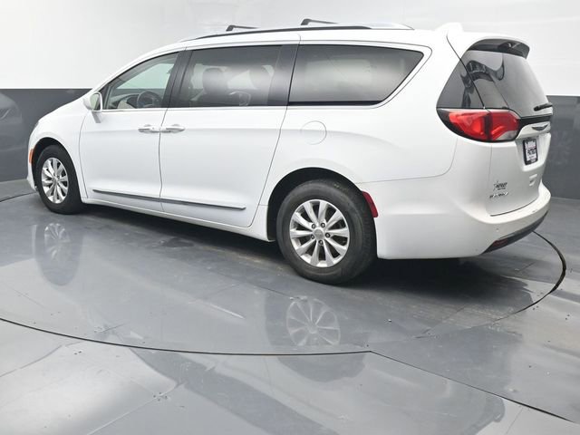 Used 2019 Chrysler Pacifica Touring-L FWD image 3