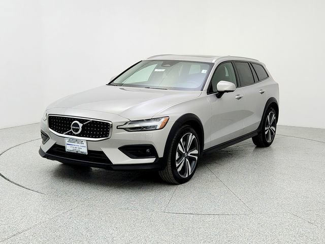 Certified 2025 Volvo V60 B5 Cross Country Plus image 1