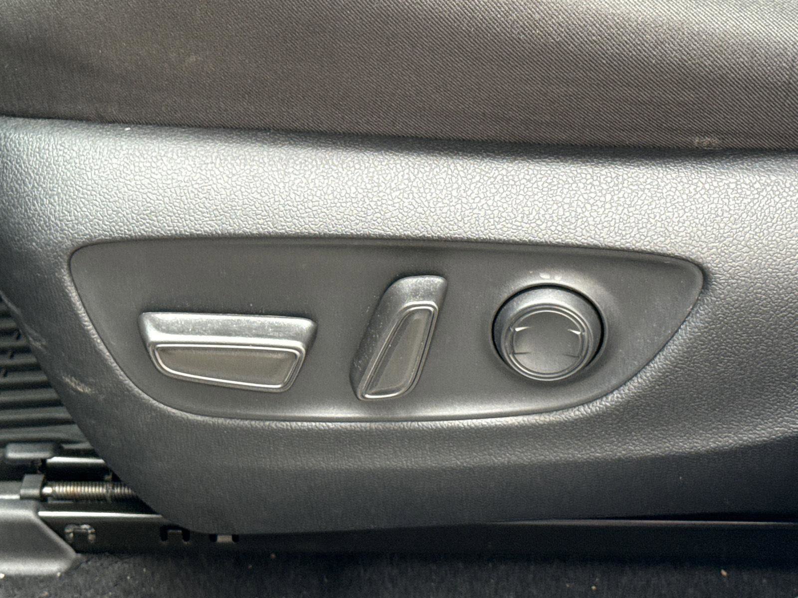 Used 2022 Toyota RAV4 XLE w/ Convenience Package image 15