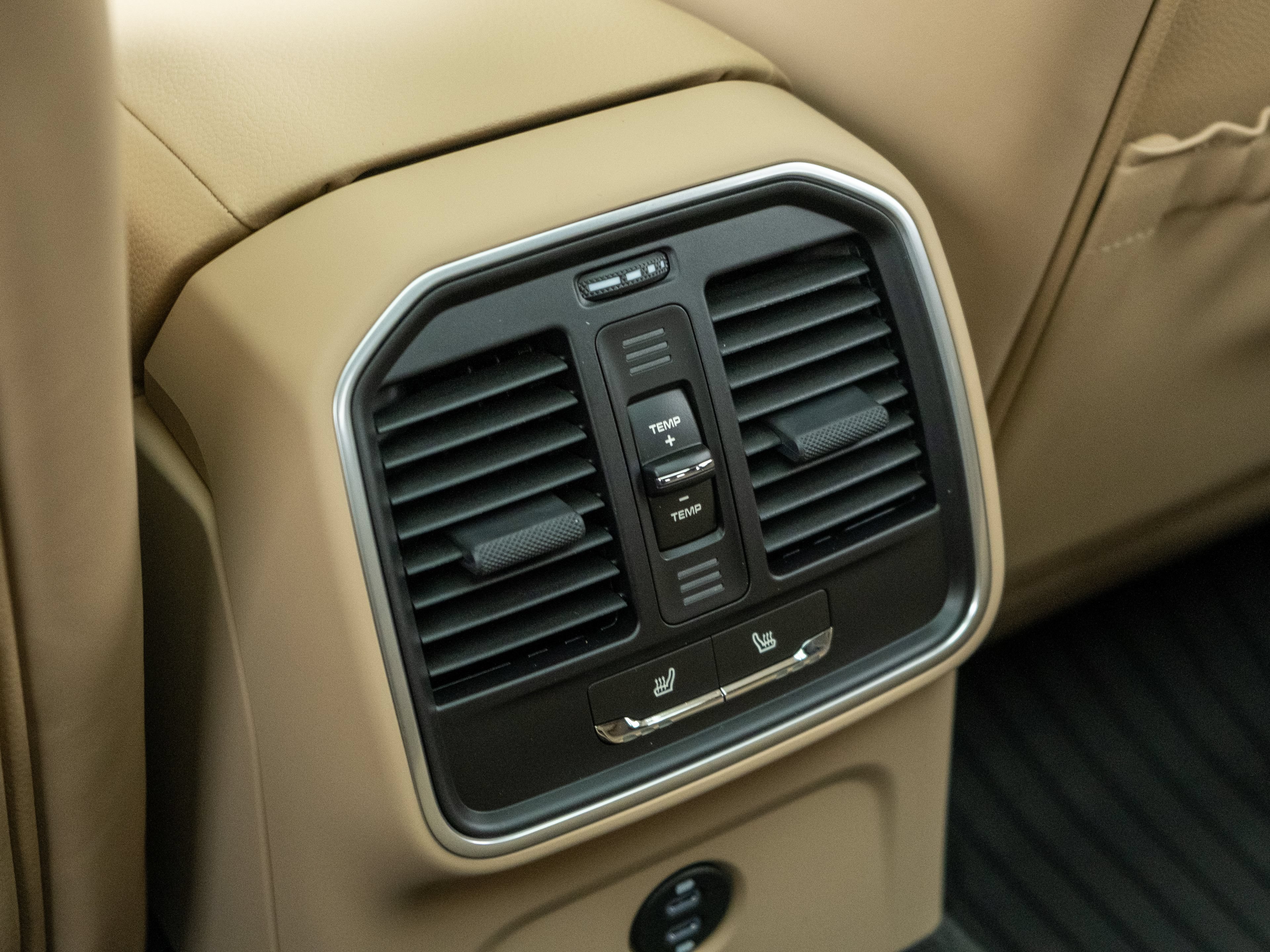 Certified 2026 Porsche Macan AWD/4WD image 38