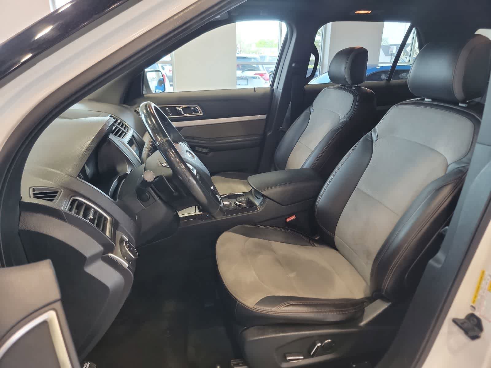 Used 2017 Ford Explorer XLT w/ Equipment Group 202A AWD/4WD image 10