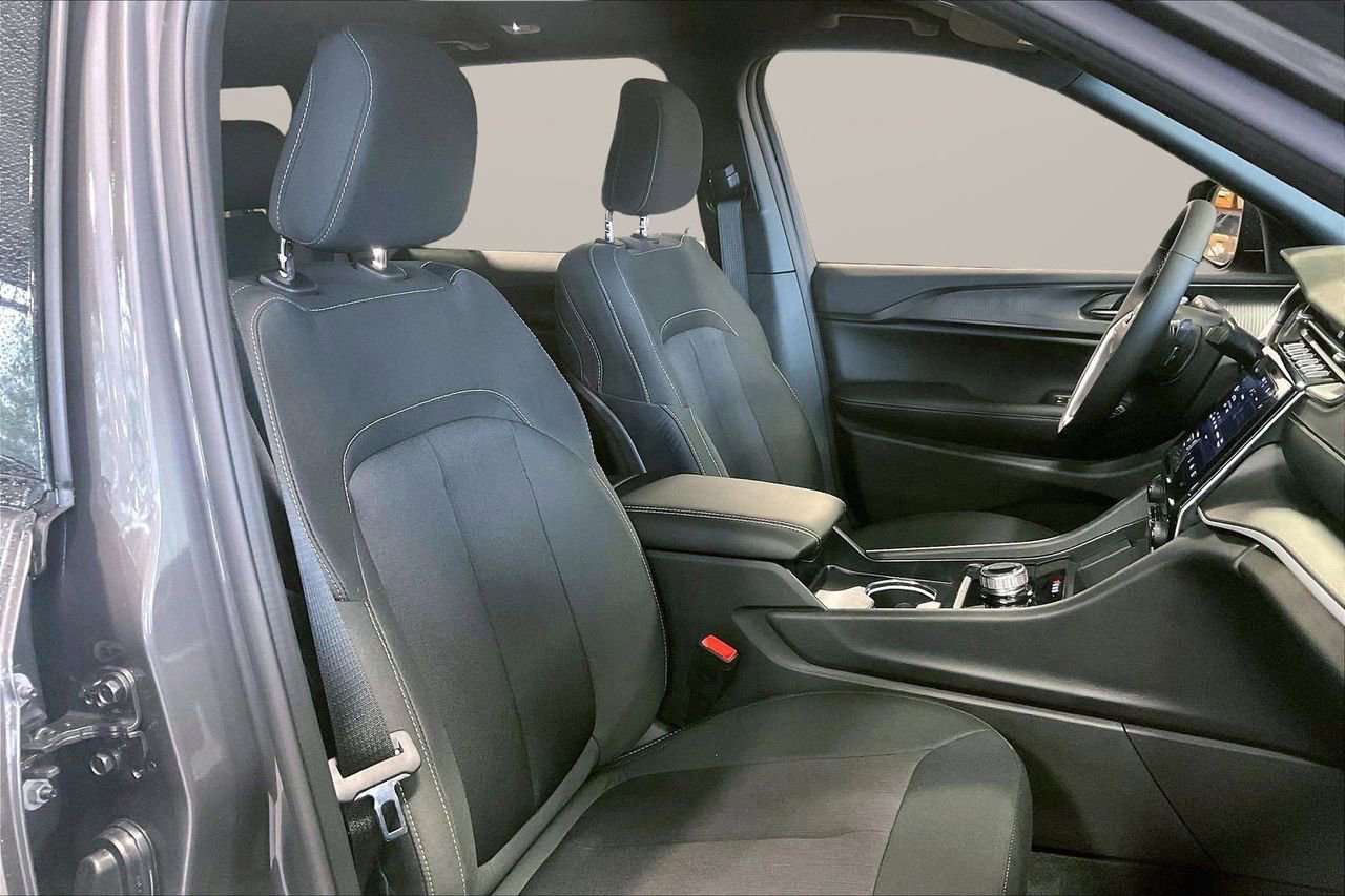 New 2025 Jeep Grand Cherokee Laredo w/ Luxury Tech Group I image 9