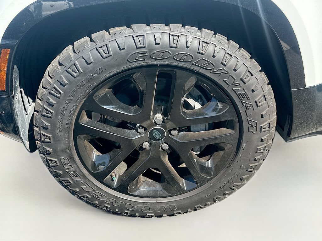 Used 2024 Land Rover Defender 130 Outbound AWD/4WD image 32