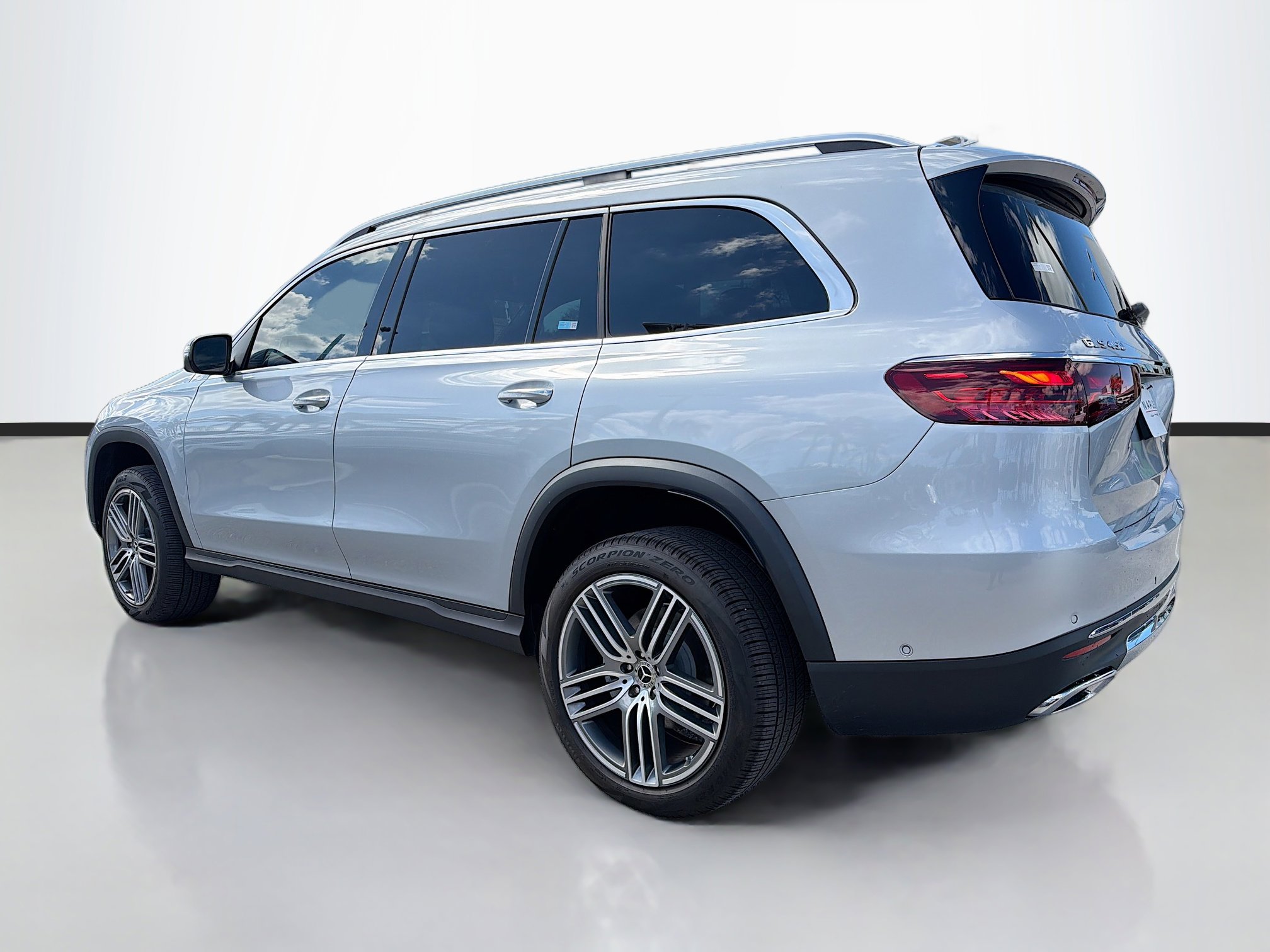 Used 2024 Mercedes-Benz GLS 450 4MATIC image 5
