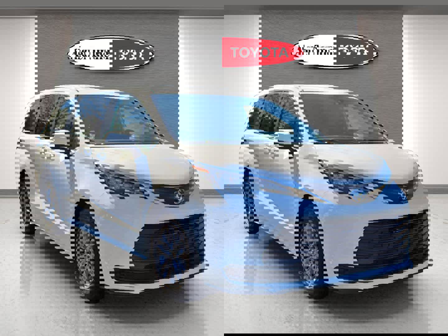 Used 2024 Toyota Sienna LE image 1