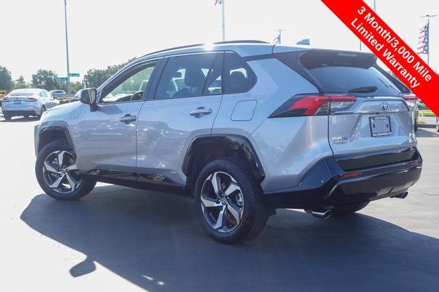 Used 2022 Toyota RAV4 SE image 3