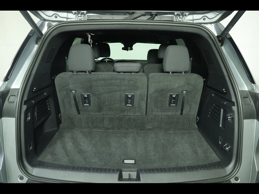 Used 2025 Chevrolet Traverse LT image 13