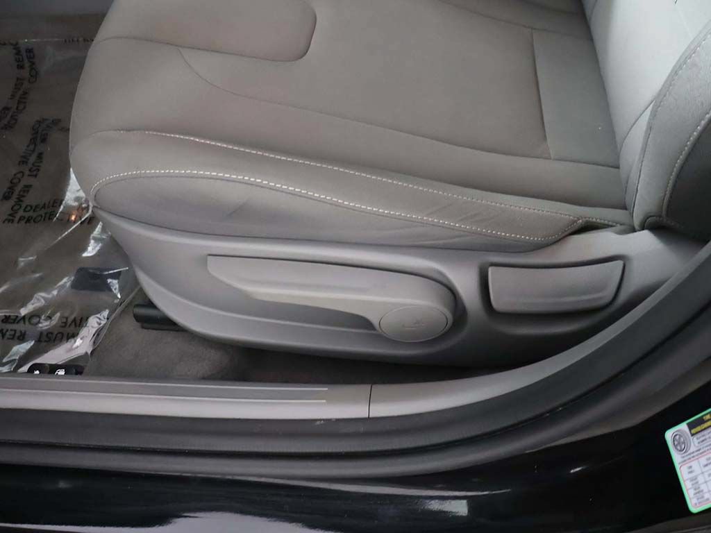 Used 2025 Hyundai Elantra SEL FWD image 32