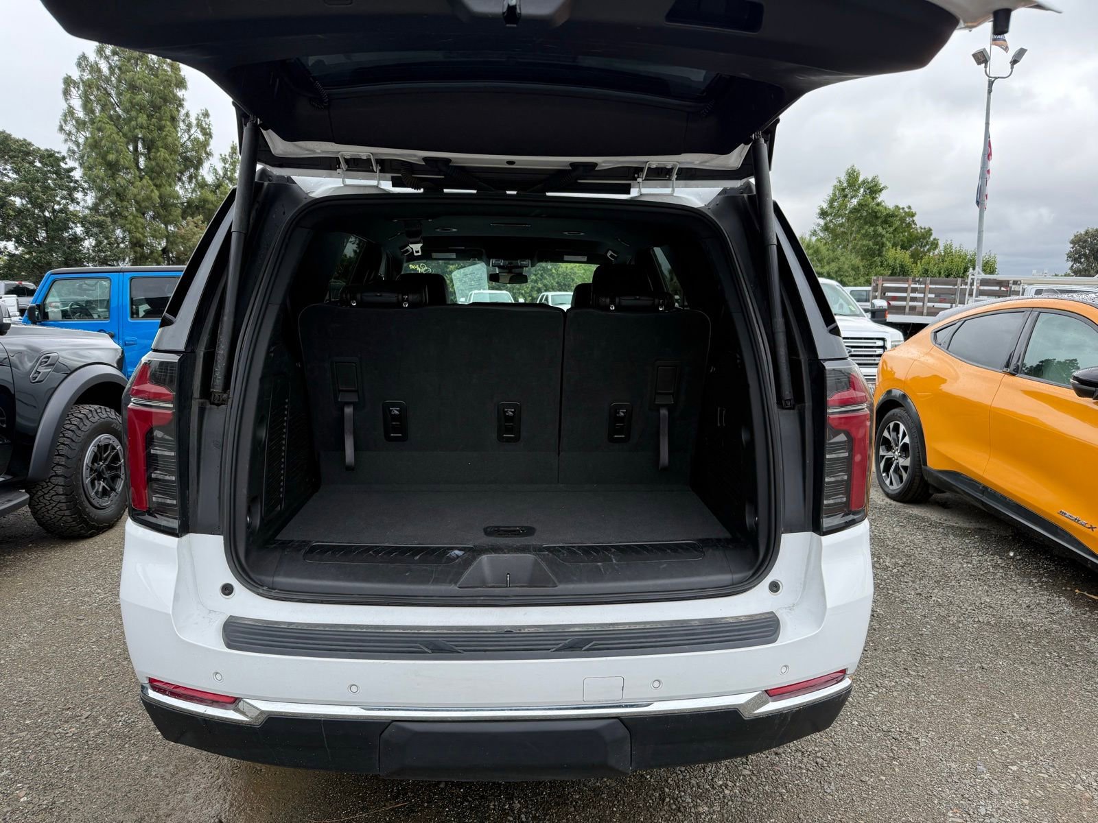 Used 2025 Chevrolet Tahoe LT AWD/4WD image 3