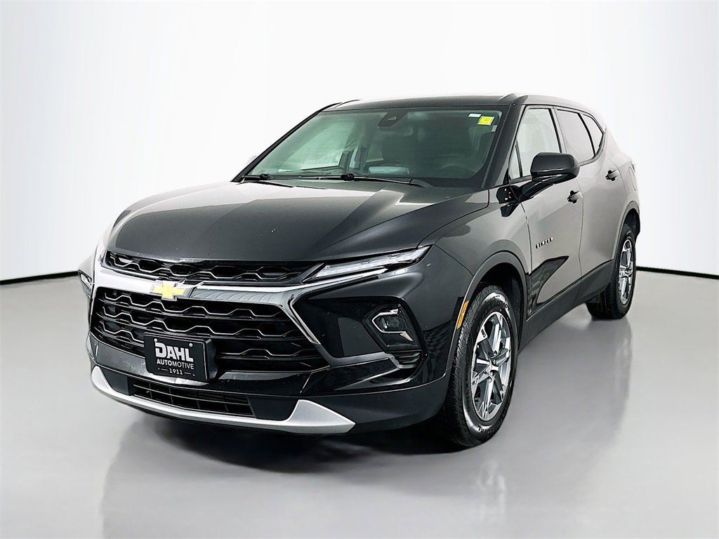Used 2025 Chevrolet Blazer LT image 3