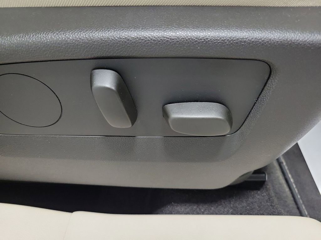 Used 2022 Buick Envision Essence w/ Safety Package FWD image 24