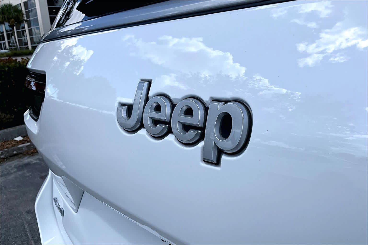 Used 2024 Jeep Grand Cherokee L Summit w/ Advanced Protech Group IV AWD/4WD image 31