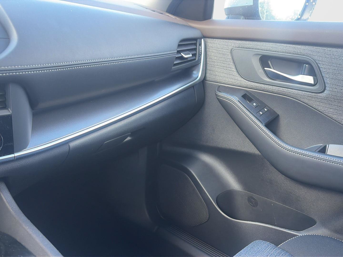 Used 2023 Nissan Rogue SV AWD/4WD image 22