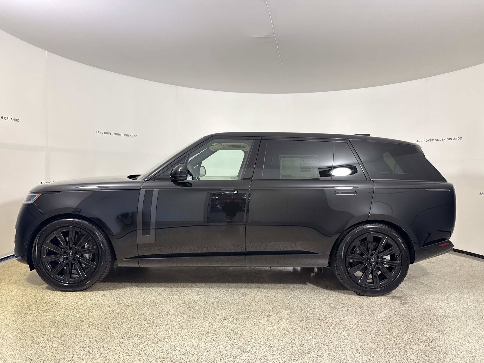 New 2027 Land Rover Range Rover Long Wheelbase SE AWD/4WD image 2