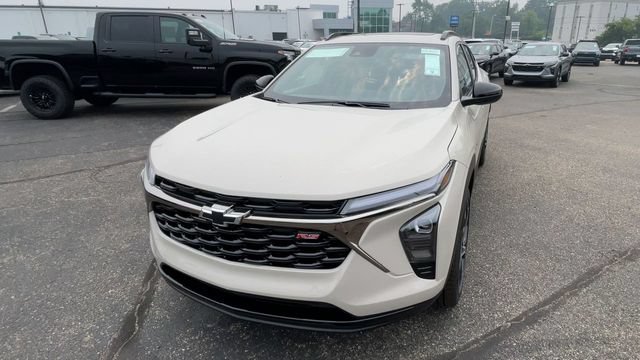 New 2026 Chevrolet Trax RS w/ Sunroof Package FWD image 5