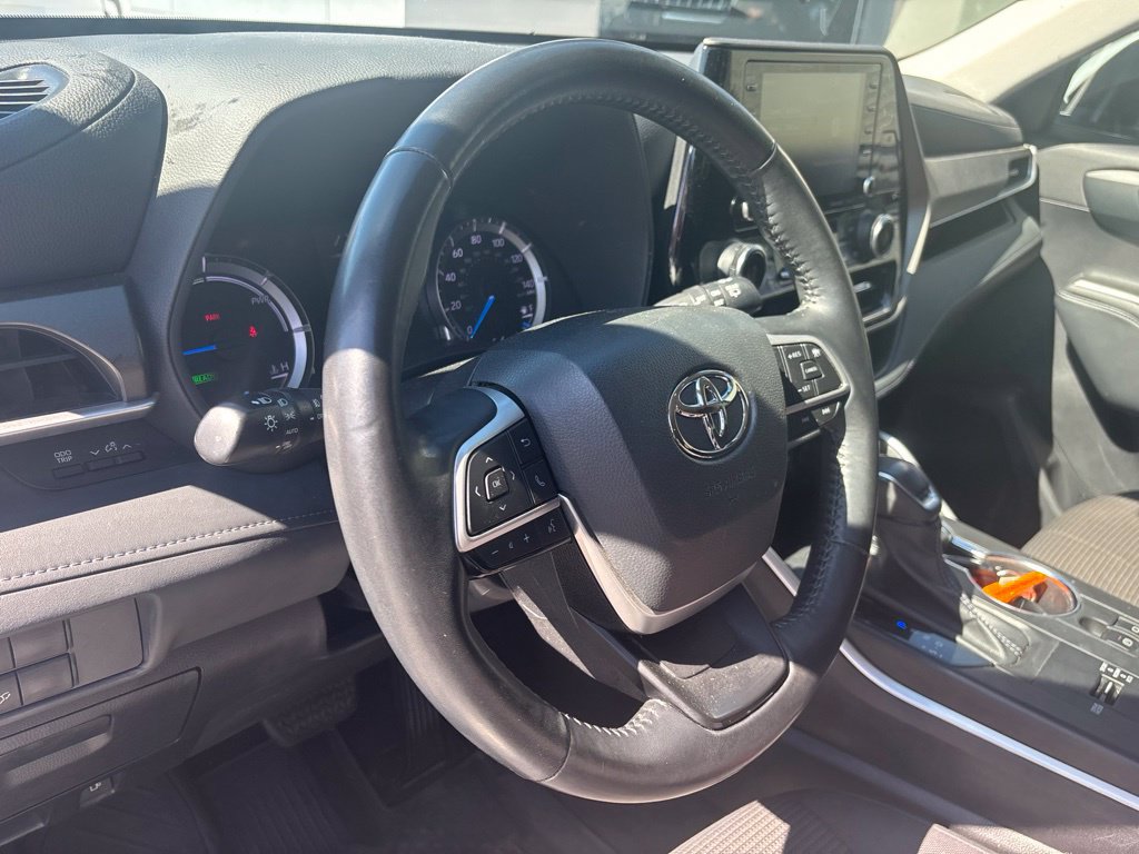 Used 2022 Toyota Highlander LE AWD/4WD image 6