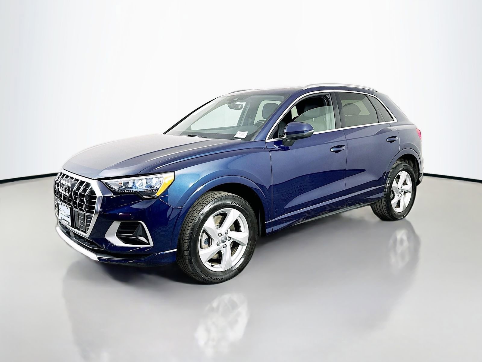 Used 2020 Audi Q3 2.0T Premium w/ Convenience Package AWD/4WD image 3