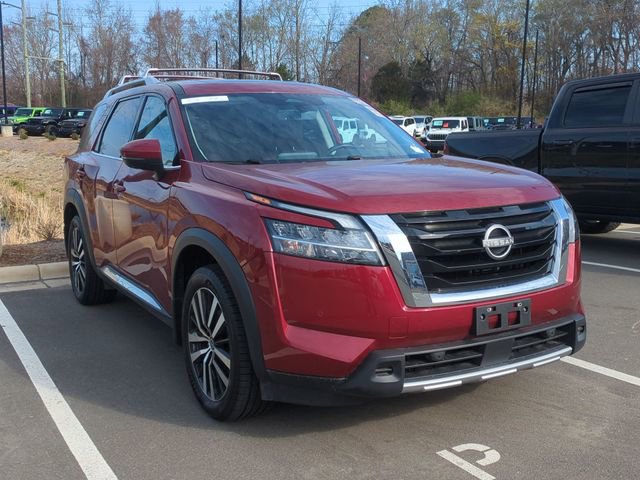 Used 2023 Nissan Pathfinder Platinum image 3