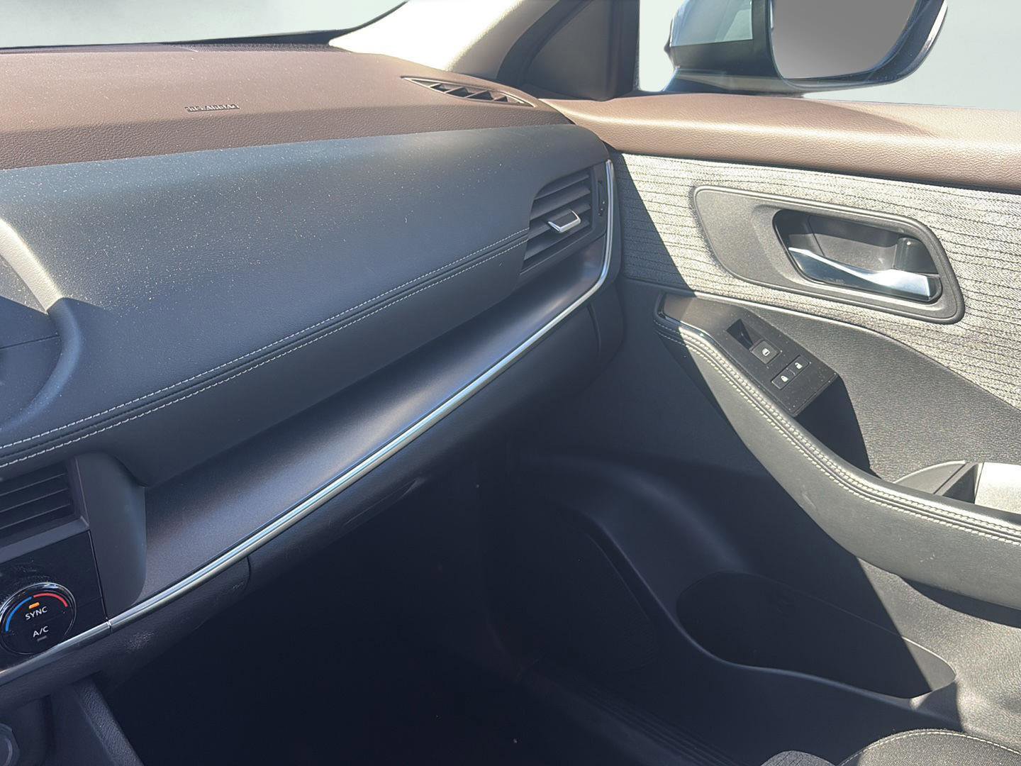 Used 2023 Nissan Rogue SV image 32