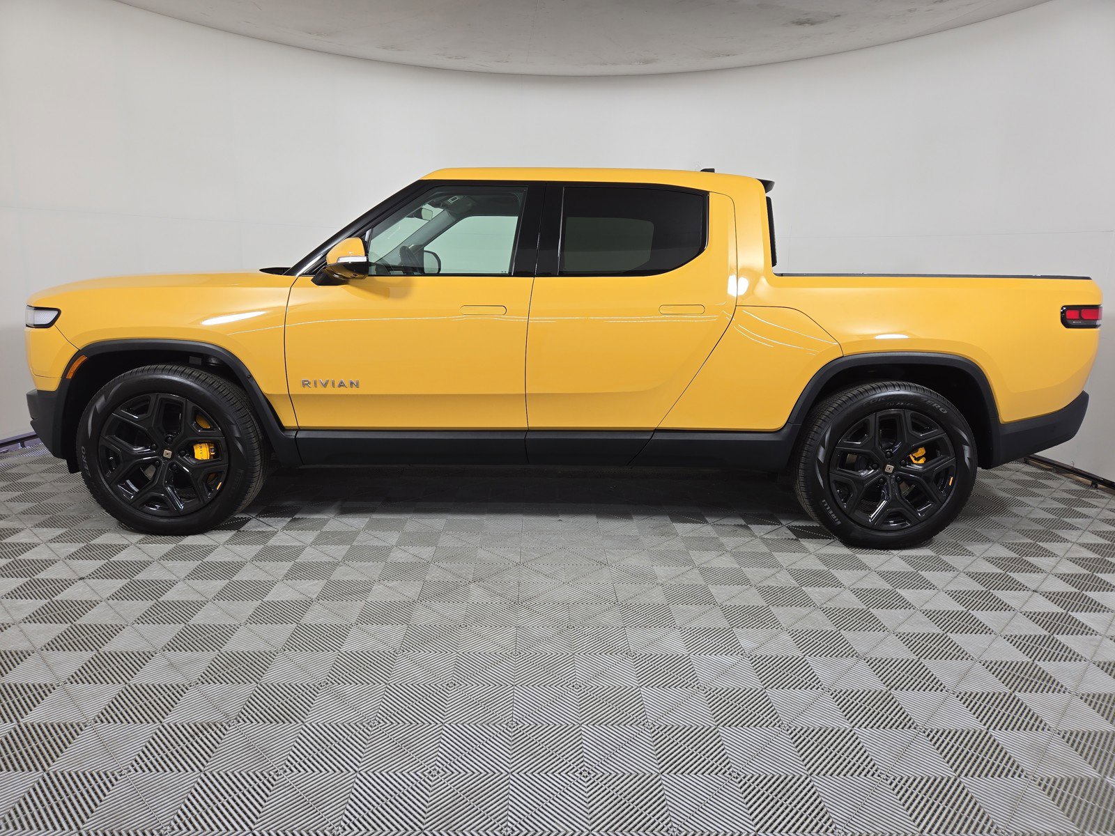 Used 2023 Rivian R1T Adventure AWD/4WD image 2