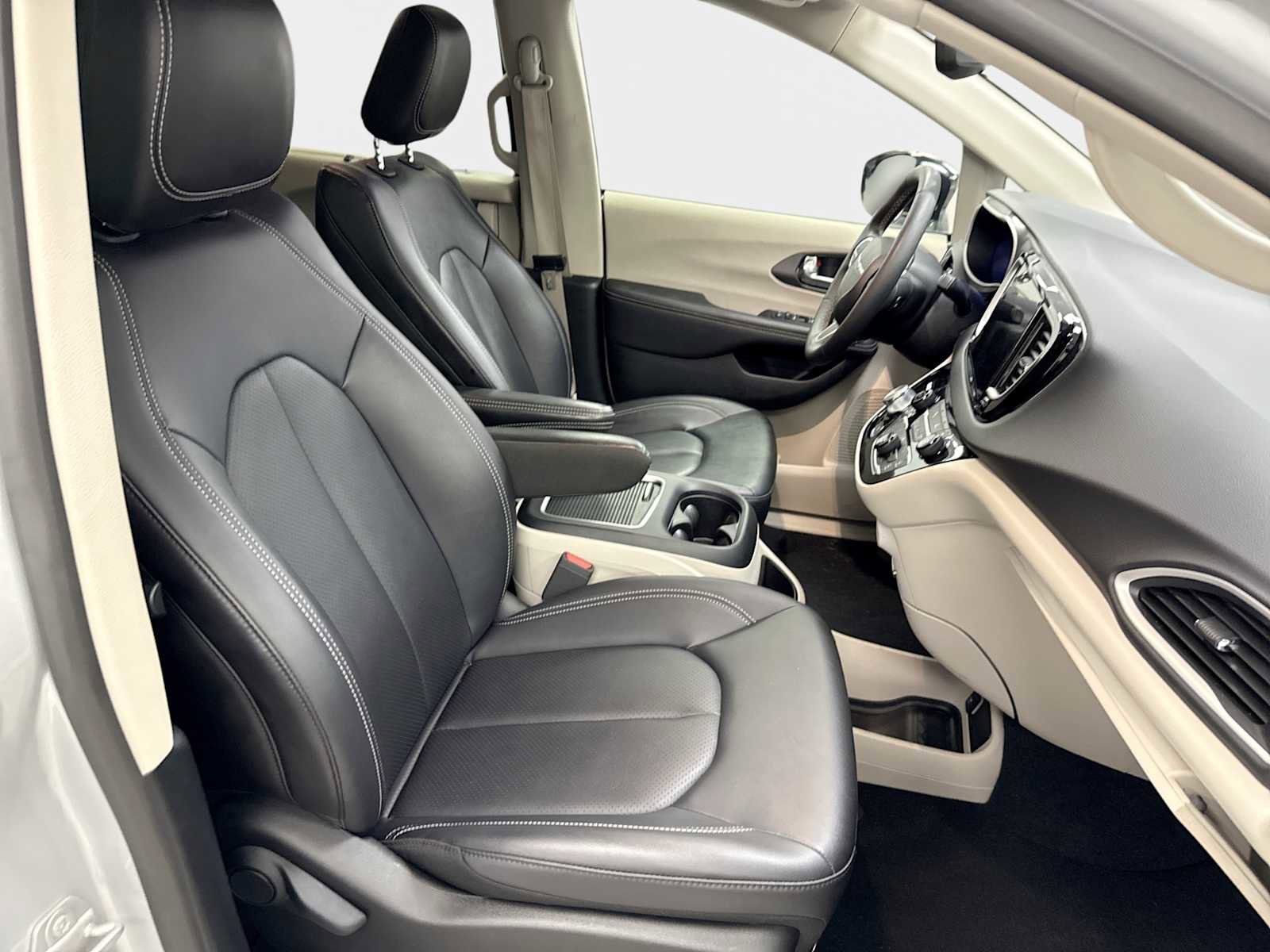 Used 2024 Chrysler Pacifica Touring-L image 31