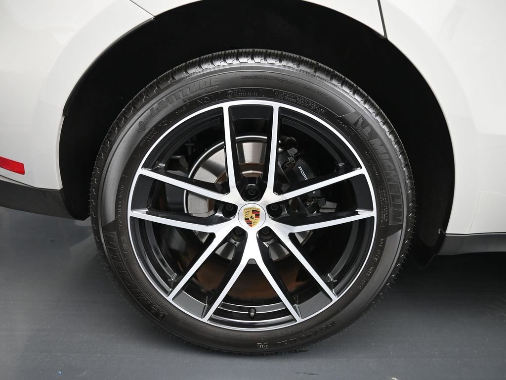 Certified 2025 Porsche Macan AWD/4WD image 9