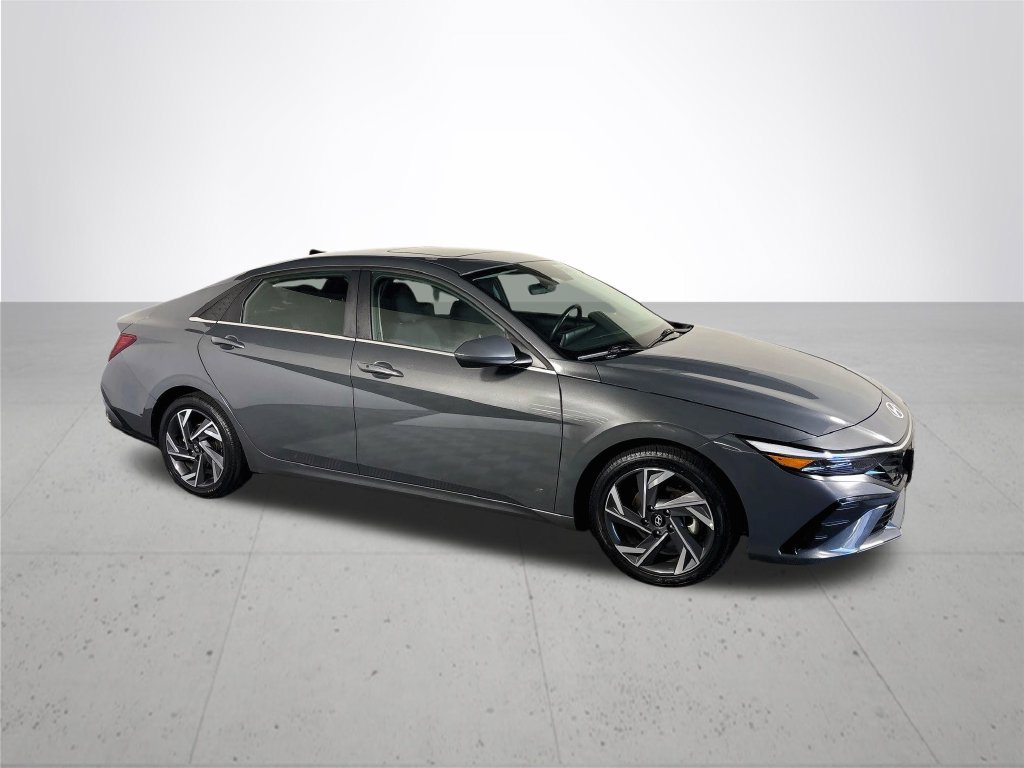 Used 2025 Hyundai Elantra SEL FWD image 4