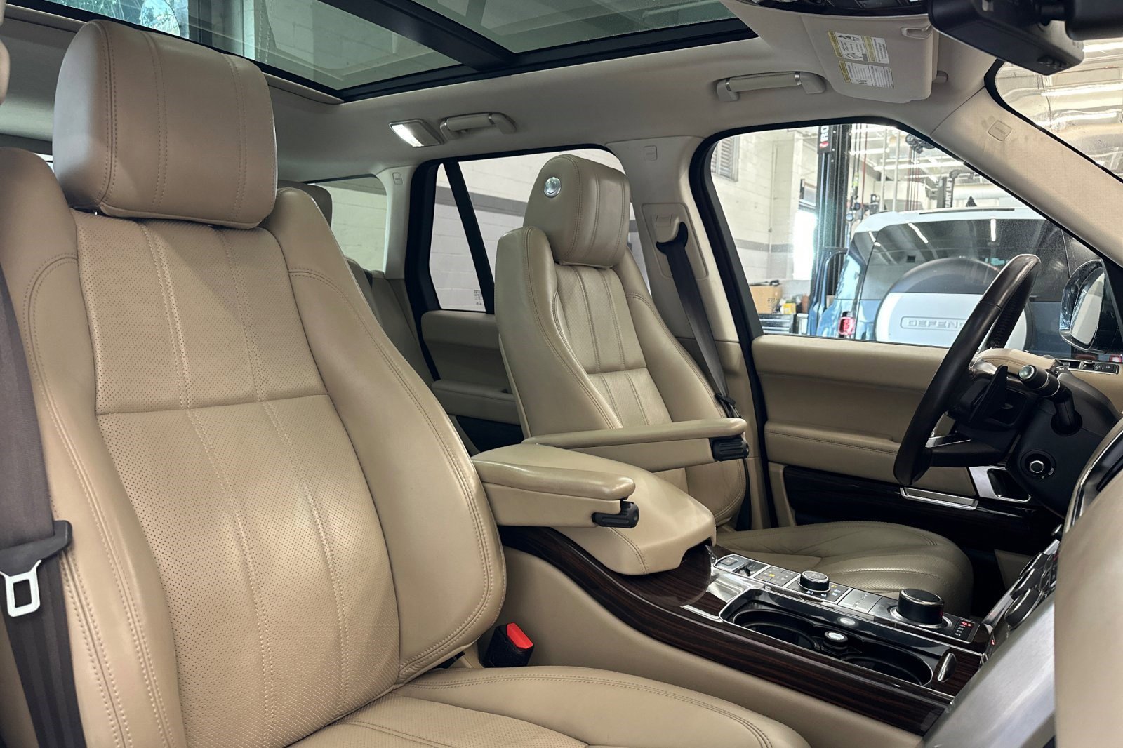 Used 2016 Land Rover Range Rover HSE image 31