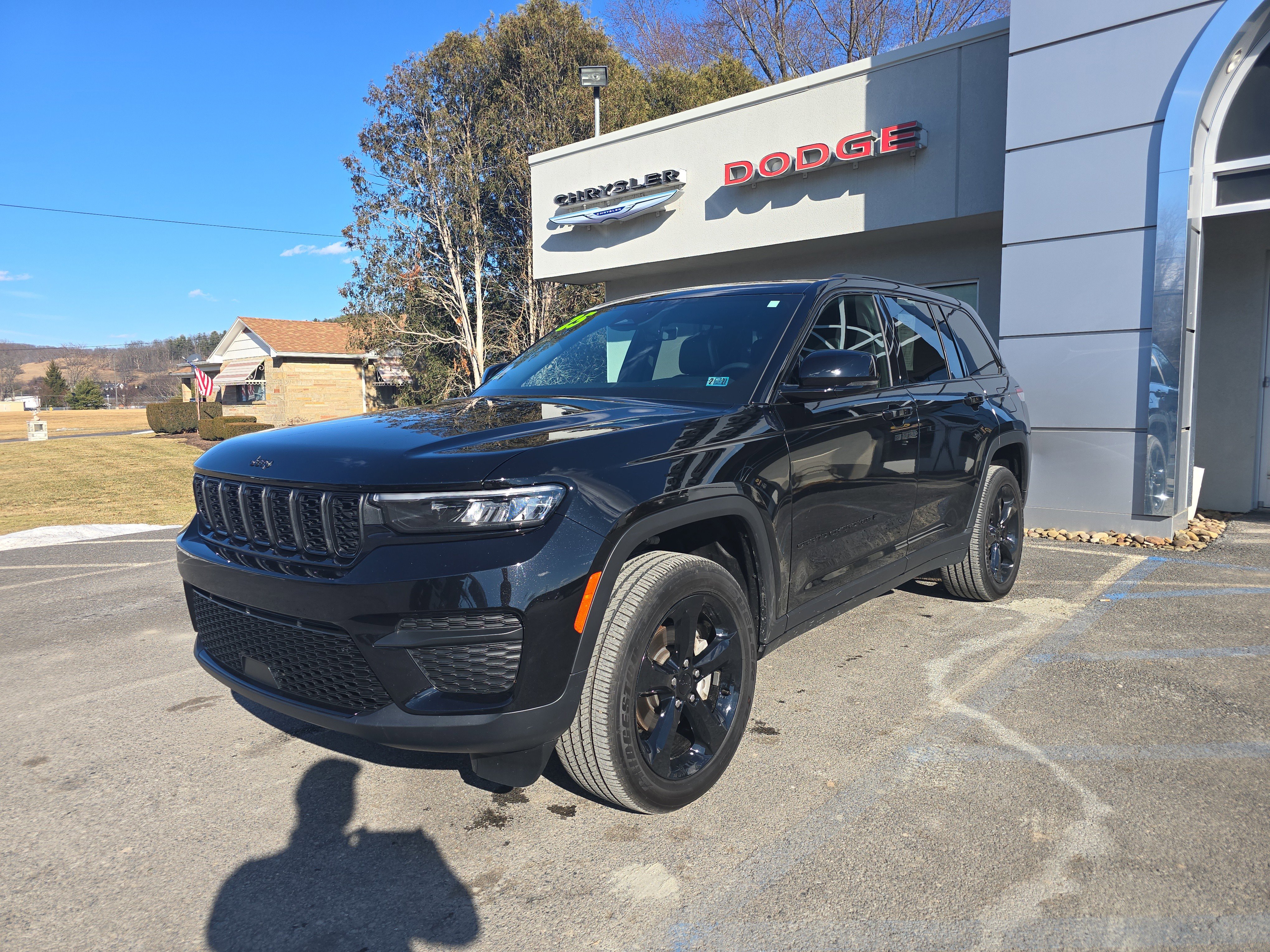Used 2025 Jeep Grand Cherokee Altitude image 8
