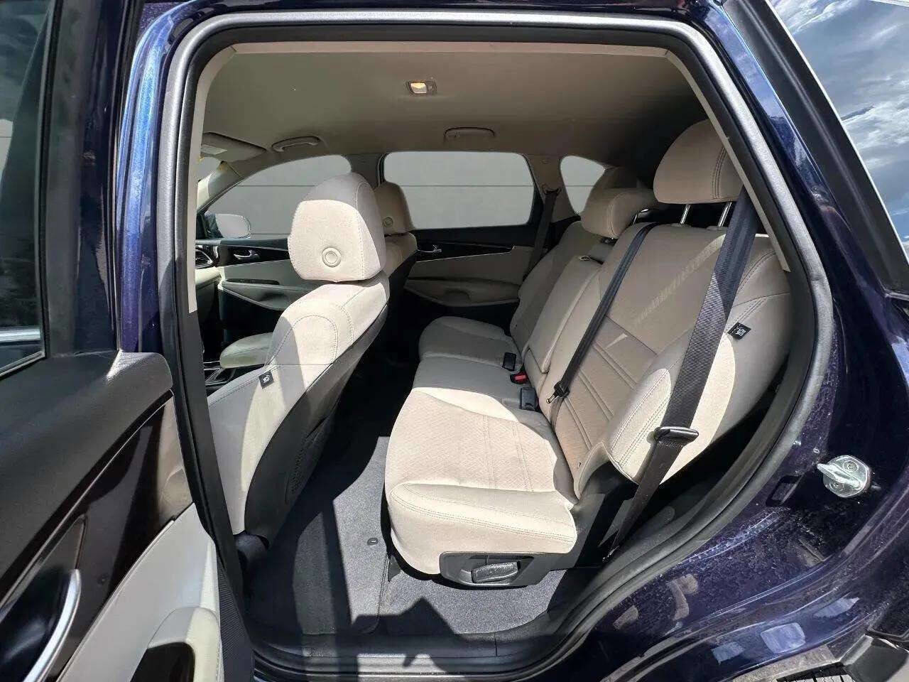 Used 2020 Kia Sorento LX image 40